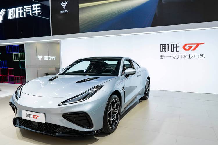 重庆320哪吒汽车在智能汽车领域的表现，领途汽车在新能源汽车市场中的影响力